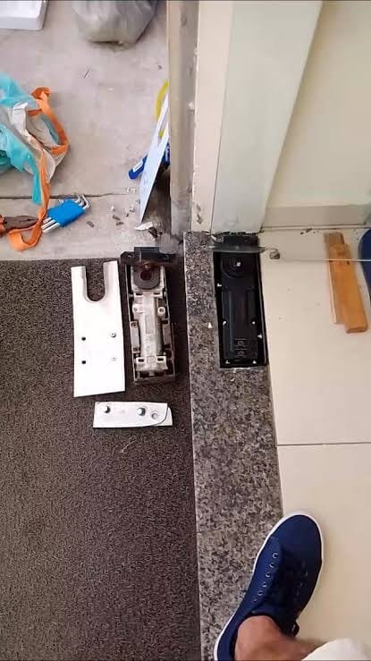 Antes: mola de piso com defeito retirada durante o conserto de porta Blindex